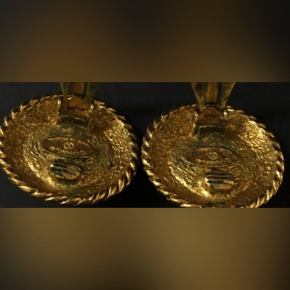 Authentic CHANEL Pearl Gold Tone Earrings stamped clip on - Picture 10 of 10